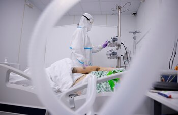 Un paciente recibe tratamiento médico