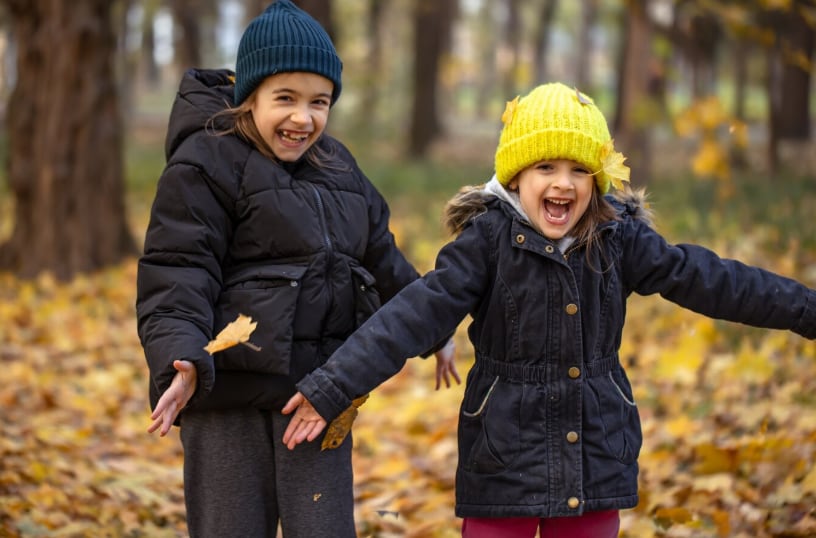 Especialistas recomiendan al menos 60 minutos diarios de ejercicio para niños, destacando beneficios como mejor sueño, ánimo y prevención de obesidad (Freepik)