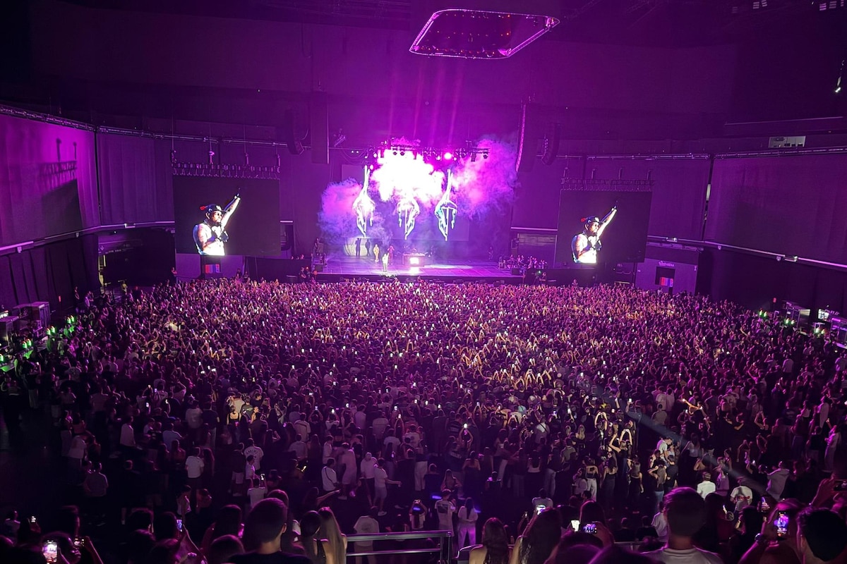 Bryant Myers performing Cuatro Babys at Roig Arena 2026
