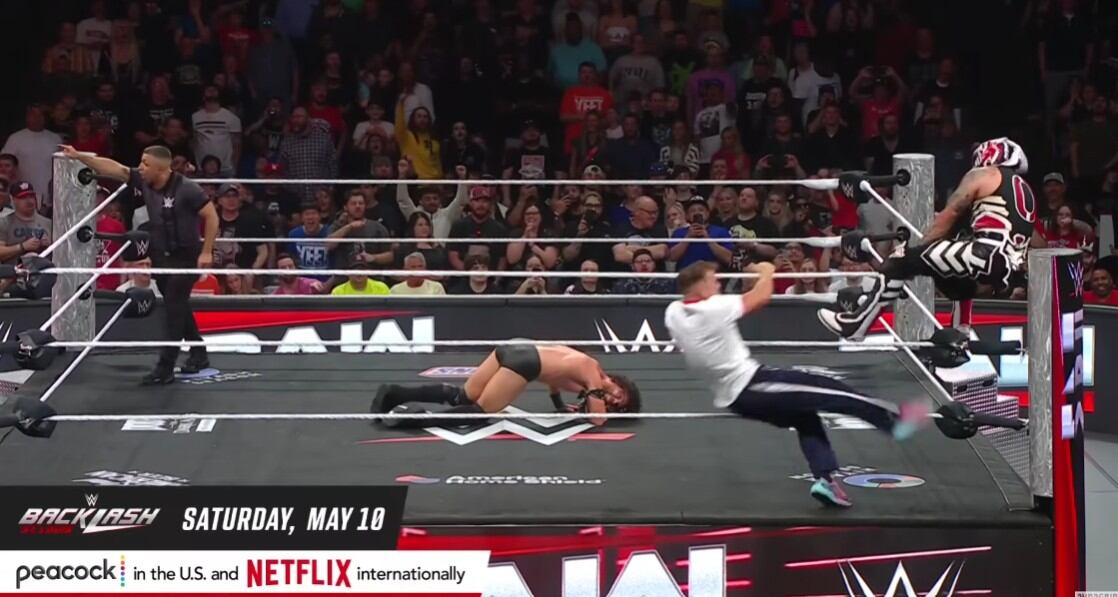 Chad Gable recibió su merecido por parte de Penta tras su intervención en el combate. (Cortesía: WWE)