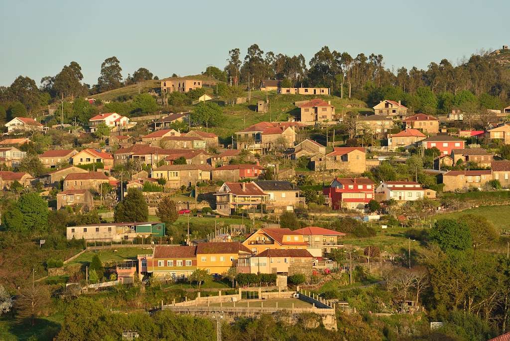 Imagen panorámica de Ponte Caldelas, donde el entorno rural y la arquitectura tradicional se integran en el paisaje (Páxinas Galegas)