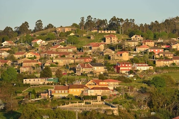 Núcleo urbano de Ponte Caldelas, rodeado de naturaleza y tranquilidad en el interior gallego