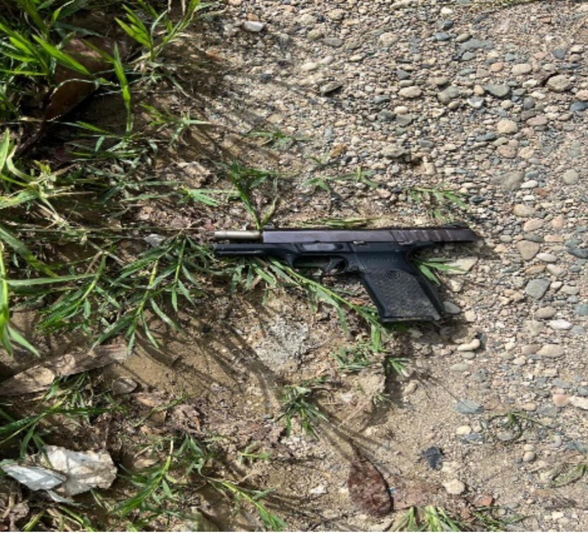Los agentes de investigación incautaron dos pistolas calibre 9 milímetros con numeración ilegible durante los procedimientos. (Foto cortesía Policía Nacional República Dominicana)