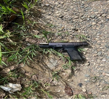 Los agentes de investigación incautaron dos pistolas calibre 9 milímetros con numeración ilegible durante los procedimientos. (Foto cortesía Policía Nacional República Dominicana)