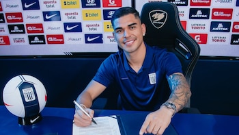 Luis Ramos firmando contrato en