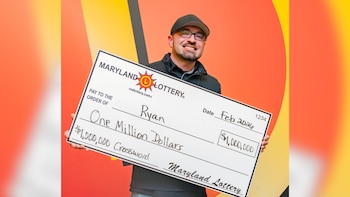 Un hombre deja pasar a