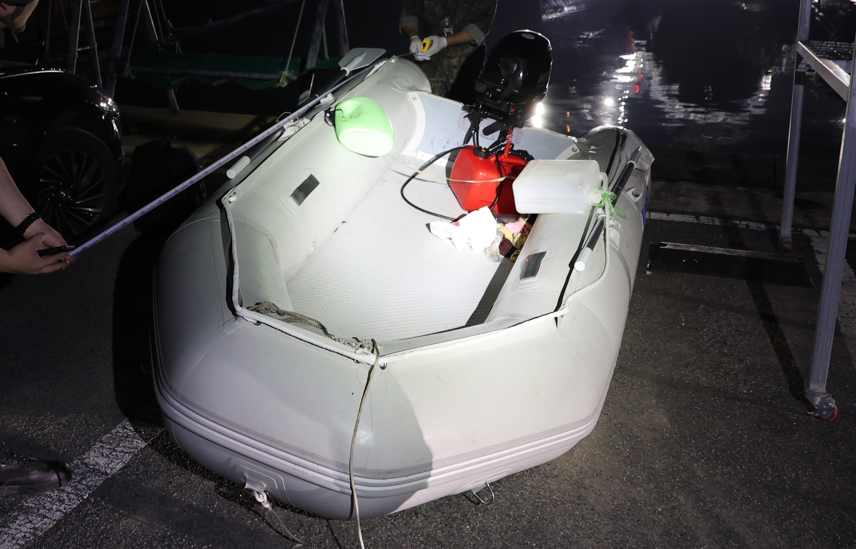 Esta imagen proporcionada por la policía marítima de Taean muestra el bote de goma en el que estaba un ciudadano chino cuando fue detenido en aguas de la costa oeste de Corea del Sur, en un puerto de Taean, Corea del Sur, el martes 26 de mayo de 2026. (Policía Marítima de Taean/ via AP)