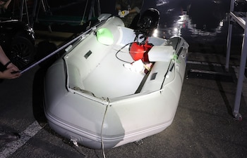 Esta imagen proporcionada por la policía marítima de Taean muestra el bote de goma en el que estaba un ciudadano chino cuando fue detenido en aguas de la costa oeste de Corea del Sur, en un puerto de Taean, Corea del Sur, el martes 26 de mayo de 2026. (Policía Marítima de Taean/ via AP)