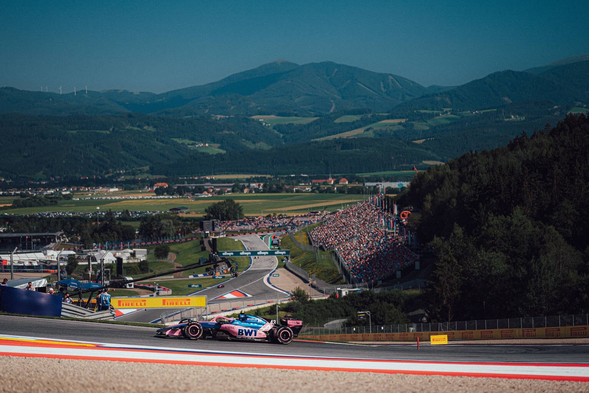 Colapinto en la emblemática segunda curva del Red Bull Ring, un lugar que permite sobrepasos (@ApineF1Team)