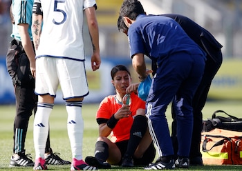 Zoe Stavrou es atendida por