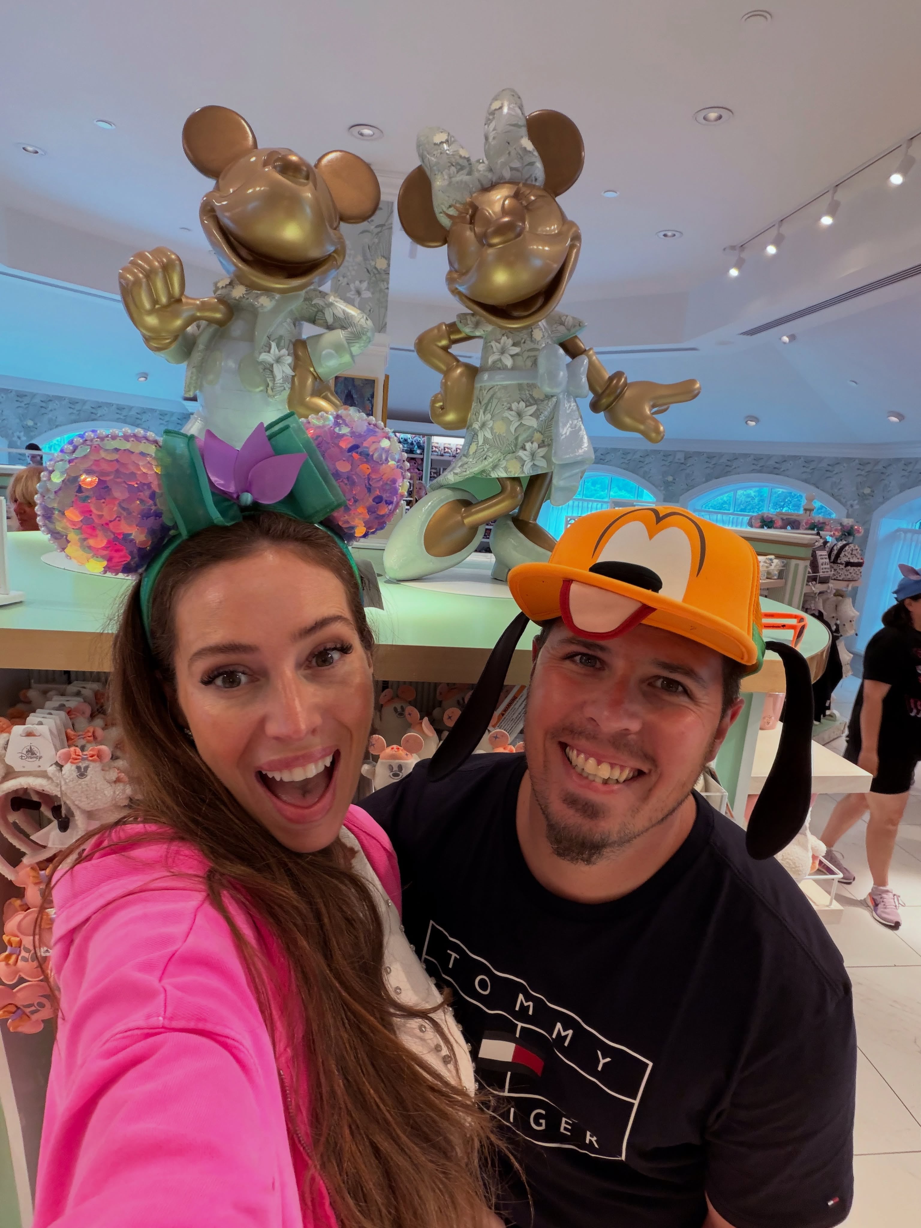 Mar Terrés sonríe junto a su pareja en una tienda de Disney durante la visita en la que anunciaron su propuesta de casamiento.