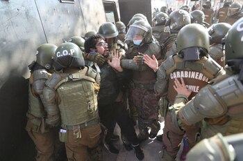 Un manifestante es detenido durante