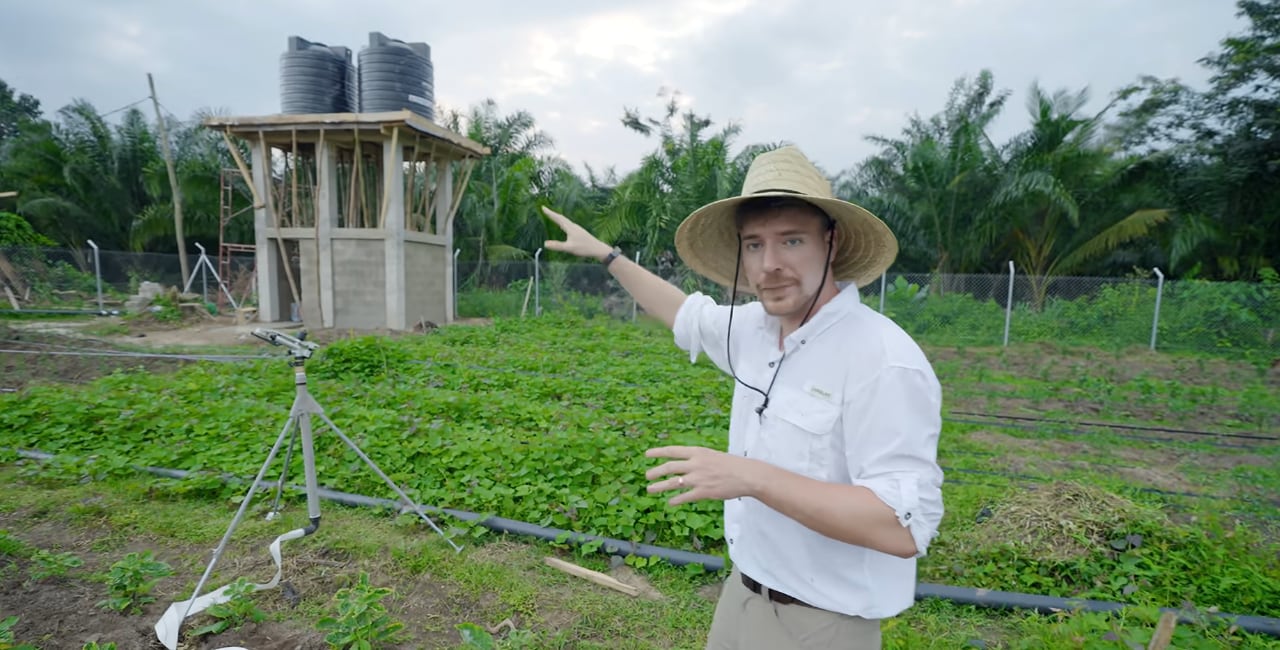 MrBeast lleva agua potable a aldea que construyó en Ghana. (YouTube)