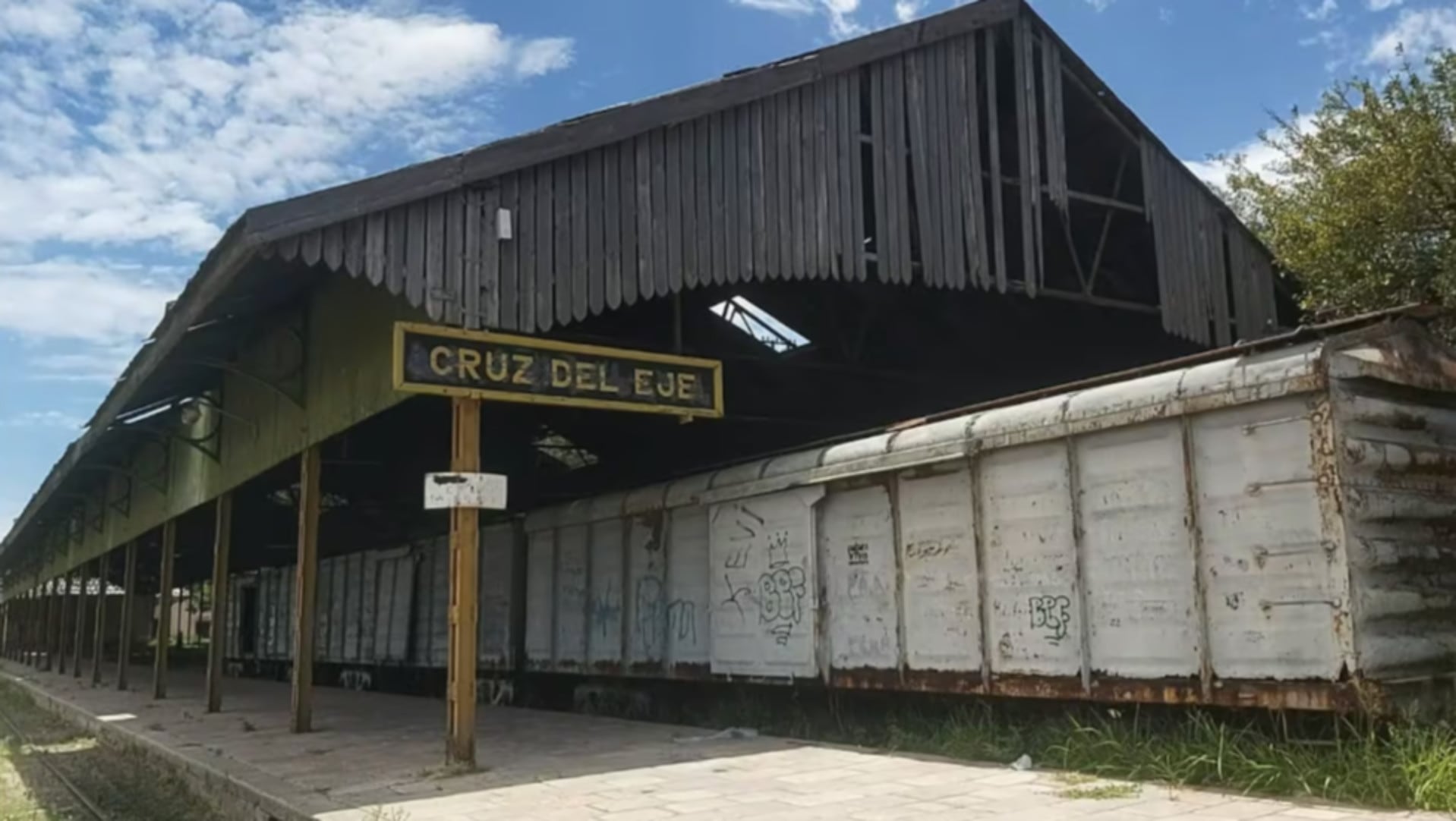 La antigua estación de ferrocarril de Cruz del Eje, Córdoba, era el galpón usurpado desde donde operaba una banda de narcotraficantes desmantelada recientemente (El Doce.tv)