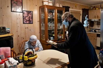 El padre Christopher Sigamoney reza