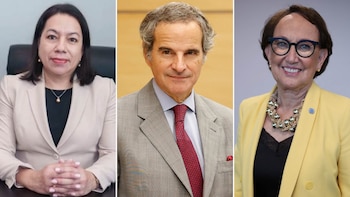 Tres retratos colocados de forma adyacente que muestran a Carolyn Rodrigues-Birkett, a Rafael Grossi de traje y a Rebeca Grynspan con anteojos