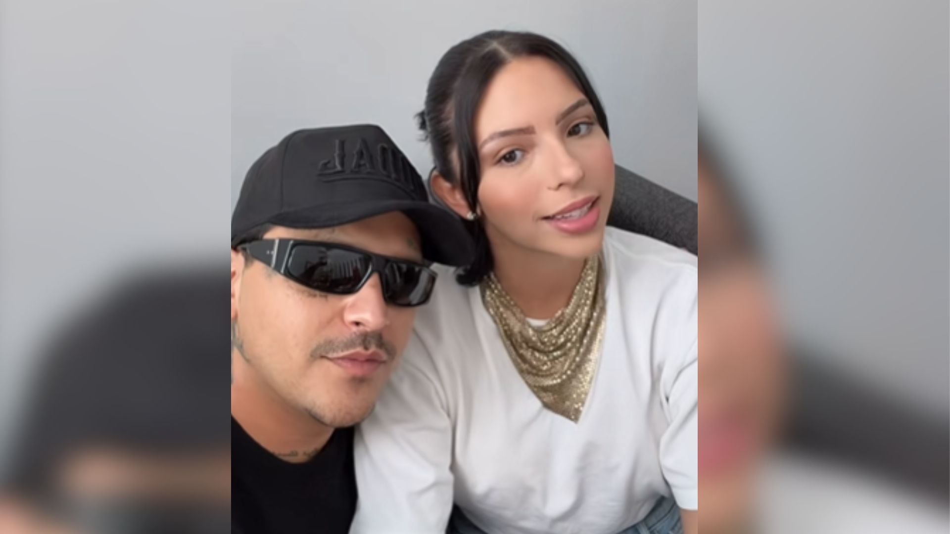 La cantante mexicana descarta escribir letras inspiradas en conflictos personales y explica por qué considera la composición un proceso que debe mantenerse alejado de la negatividad. (@angela_aguilar_)
