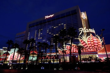 El hotel, inaugurado en 1946, es uno de los más emblemáticos del Strip y cuenta con un hábitat de vida silvestre certificado por la National Wildlife Federation (REUTERS/Shannon Stapleton)
