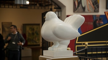 Retiran la ‘Paloma de la Paz’ de Fernando Botero de la Casa de Nariño, antes de la posesión de Abelardo de la Espriella