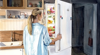 Ilustración de una mujer de espaldas abriendo un refrigerador iluminado en una cocina con fregadero.