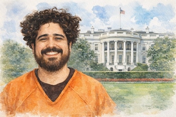 Ilustración en acuarela horizontal de un hombre sonriente en primer plano con la Casa Blanca detrás, césped verde y el cielo parcialmente nublado.
