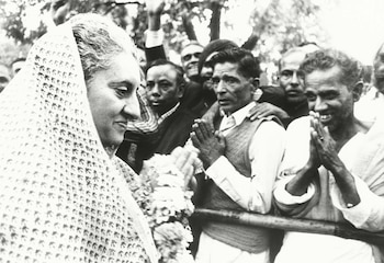 Indira Gandhi celebra junto a