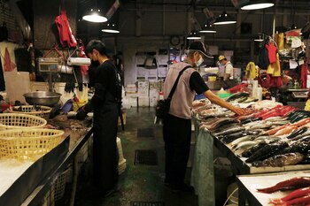 Vendedores y clientes en el