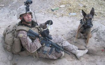 El marine Díaz y Dino