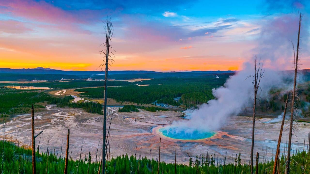 En Yellowstone, la historia de incidentes por acercamientos a géiseres y ataques de fauna refuerza el llamado a respetar las normas del parque. (Visit The USA)