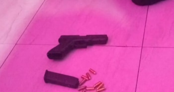 Al colombiano le incautaron un arma al momento de su captura - crédito Ejército del Ecuador