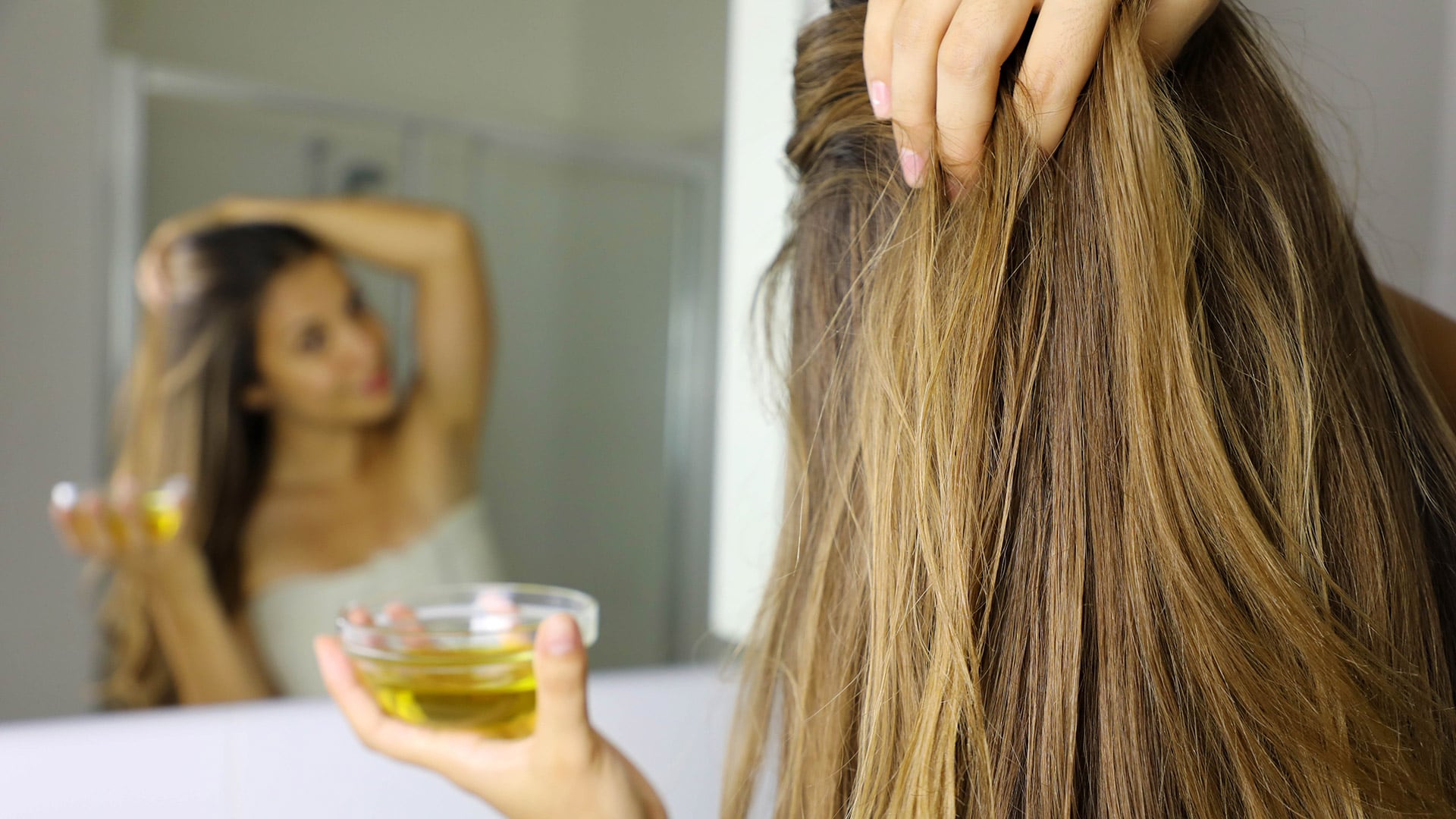 El aceite de ricino ofrece propiedades emolientes que hidratan el cabello, previenen la rotura y mejoran la flexibilidad del tallo capilar.Freepik