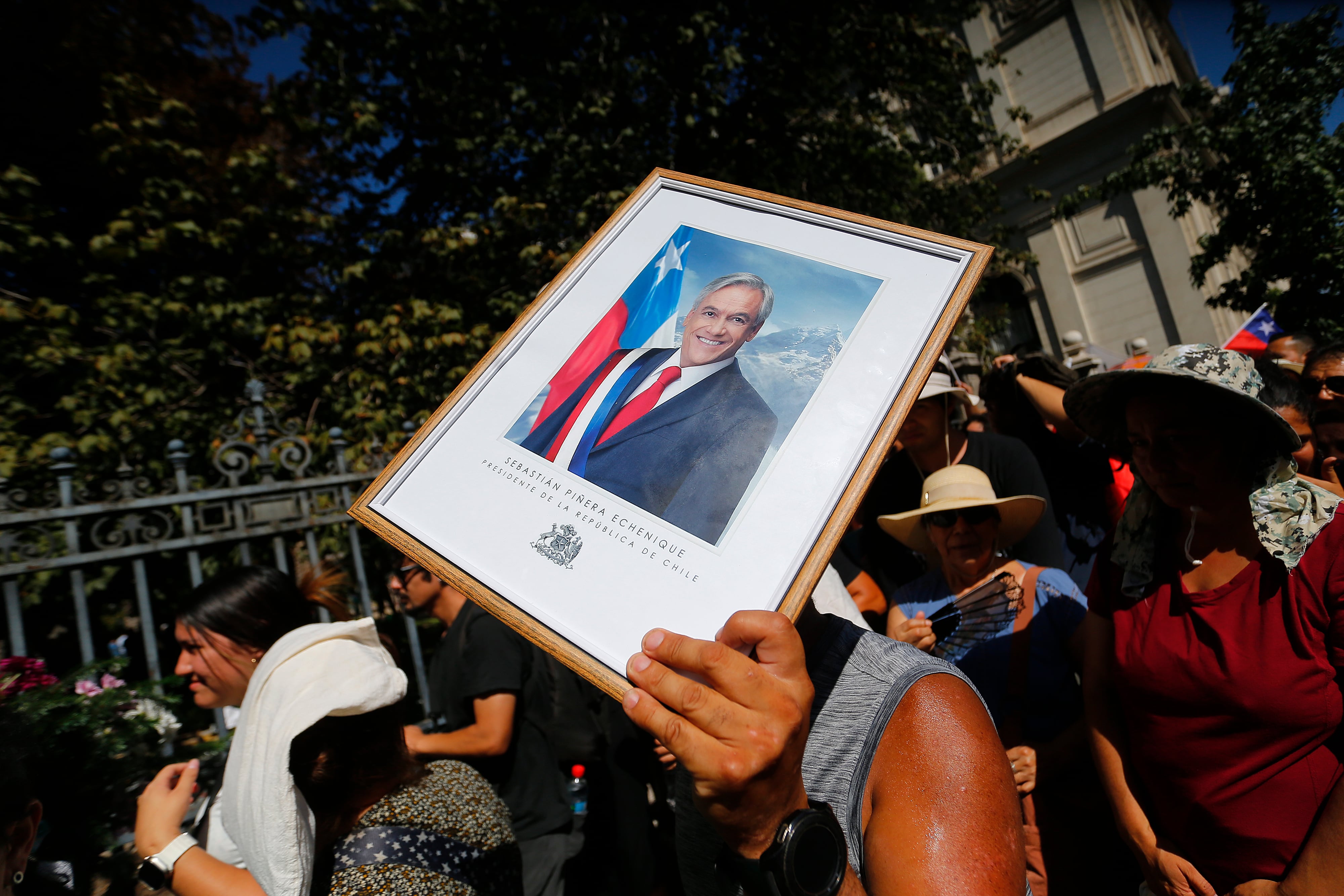 Imagen de simpatizantes del fallecido expresidente de Chile Sebastián Piñera (EFE/ Esteban Garay)