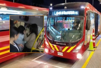 Una de las mujeres que protagonizó el altercado su bajada del bus de Transmilenio - crédito @JD_Quinteror/X y Transmilenio/X
