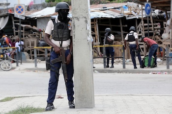 Agentes de Policía en un puesto de control en Puerto Príncipe el 12 de noviembre de 2024 (REUTERS/Marckinson Pierre)