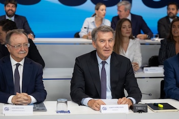 28/09/2026 El presidente del Partido Popular, Alberto Núñez Feijóo, junto al presidente de Ceuta, Juan Jesús Vivas, durante la Junta Directiva Nacional del PP, a 28 de septiembre de 2026, en Madrid (España). Feijóo ha reunido hoy a la Junta Directiva del PP en medio del debate político con la crisis migratoria en Ceuta y la crisis de la vivienda y la mirada puesta en las elecciones de 2027.
POLITICA
Jesús Hellín - Europa Press