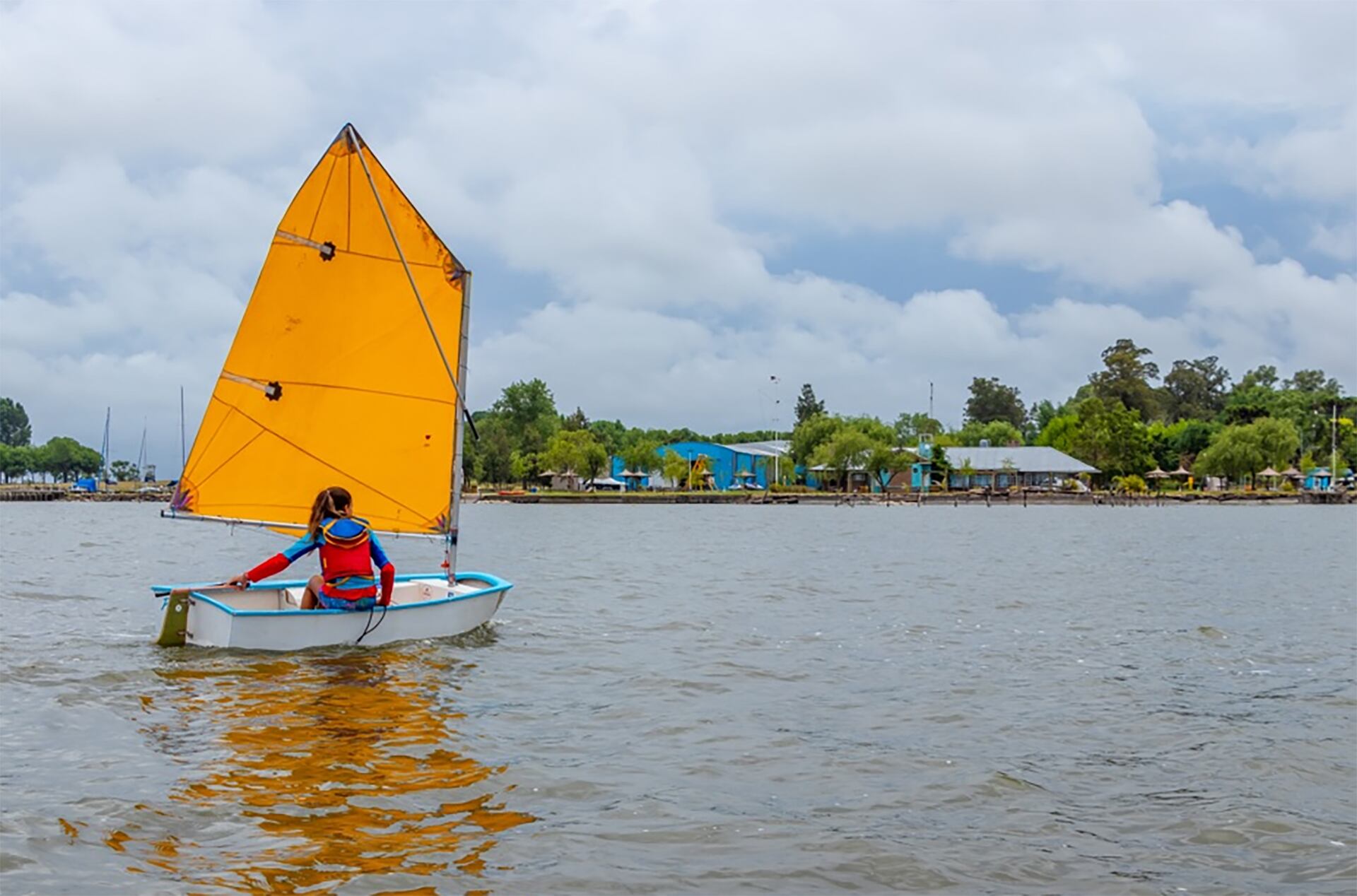 En la laguna también se pueden practicar deportes a vela y motor