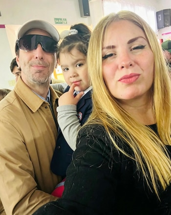 Javier Bazterrica junto a su pareja y su pequeña hija