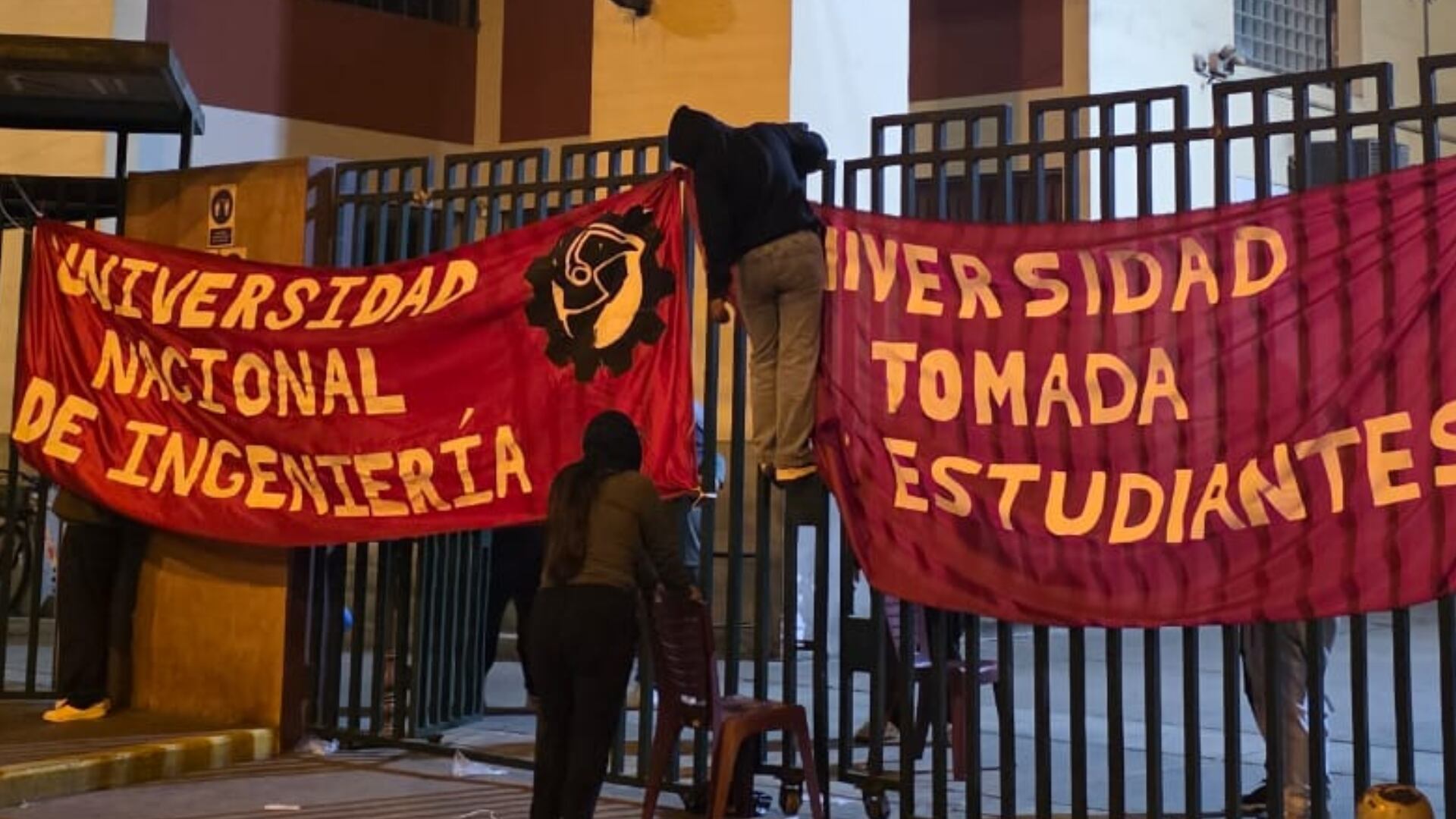 Estudiantes de la UNI bloquean el ingreso al campus durante el segundo día de protesta en rechazo a la designación de Shirley Chilet como rectora interina. Foto: Asociación de Centros de Estudiantes de la UNI - ACUNI