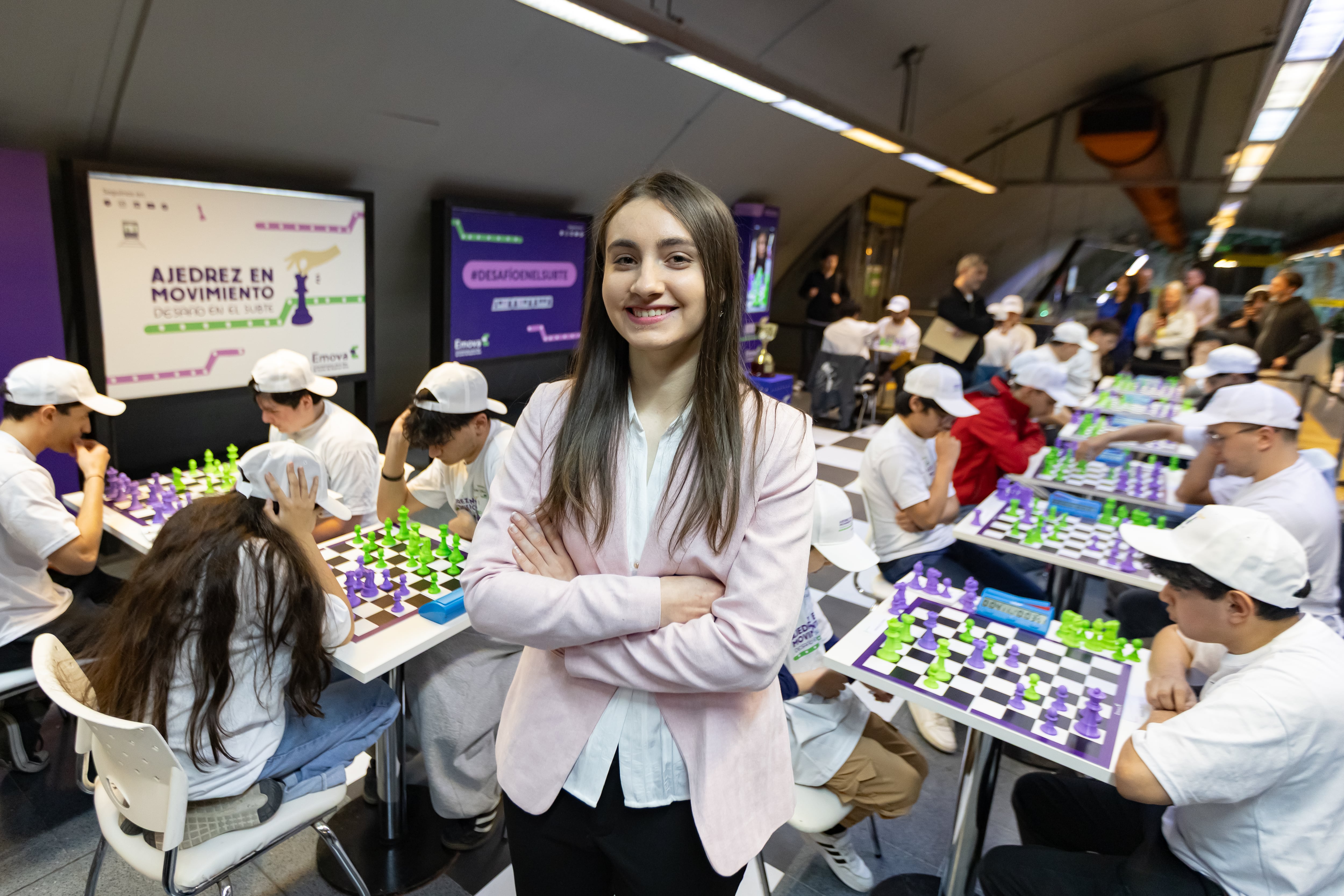 El evento se lleva a cabo en la estación Las Heras de la Línea H del subte de Buenos Aires y tiene a Candela Francisco como su anfitriona