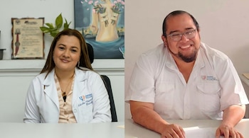 Dos profesionales, una mujer con bata blanca y un hombre con camisa blanca y lentes, sentados en escritorios, ambos sonriendo.