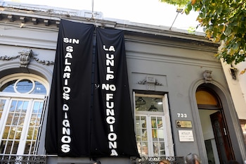 Estudiantes y trabajadores de la UNLP se dirigen a la Marcha Federal Universitaria