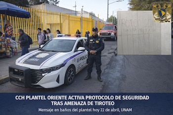 Agente de policía junto a una patrulla con luces, estudiantes y puesto callejero. Inserción superior derecha muestra "TIROTEO 22/04 NINGUNA MUJER SE SALVA" en azulejo.