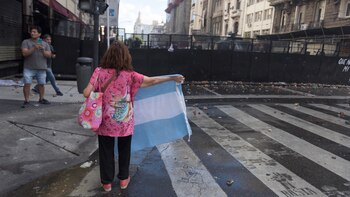 Una mujer exhibe una bandera