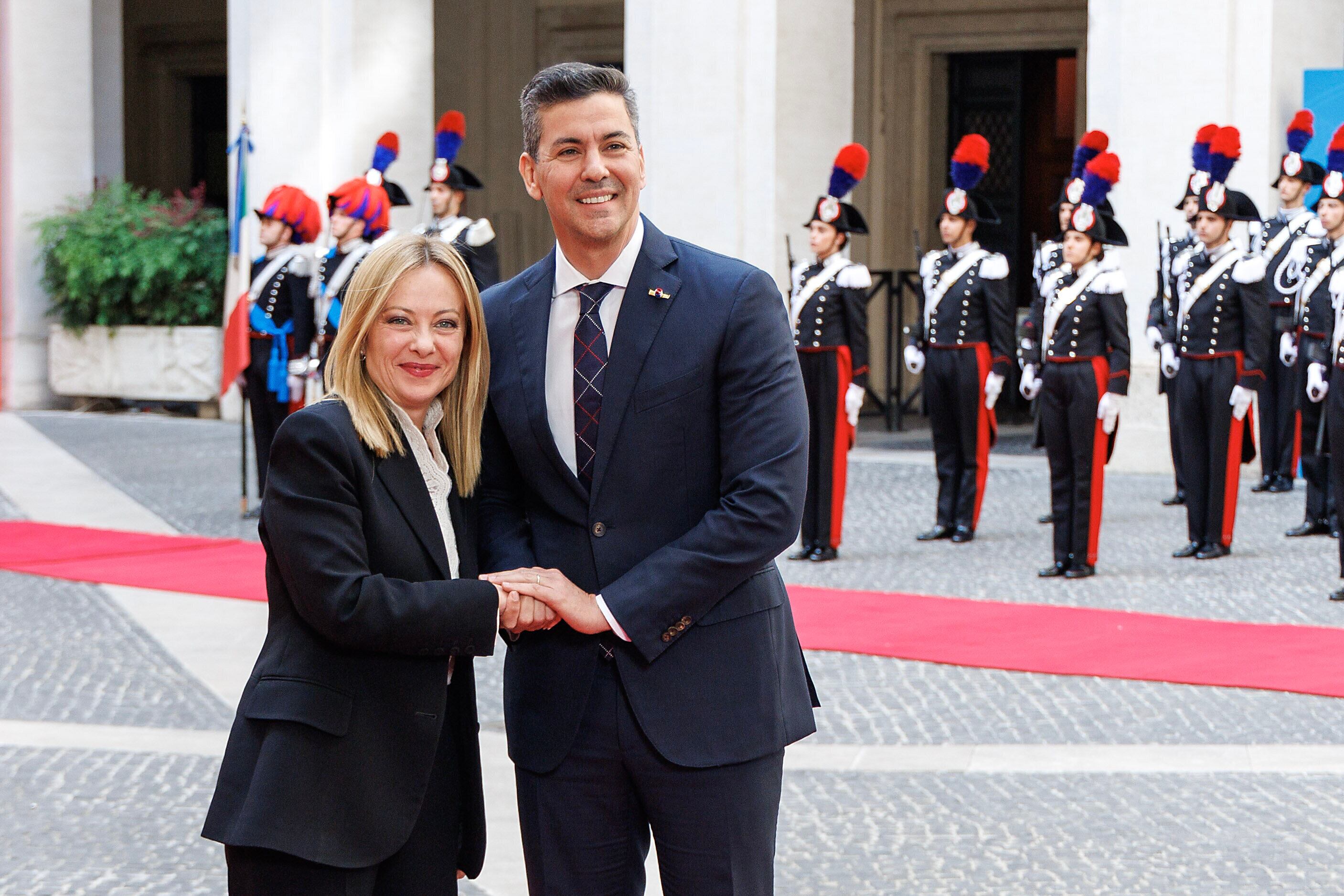 La primera ministra italiana, Giorgia Meloni, recibe al presidente paraguayo, Santiago Peña, en Roma, el martes 14 de octubre de 2025. (Roberto Monaldo/LaPresse vía AP)