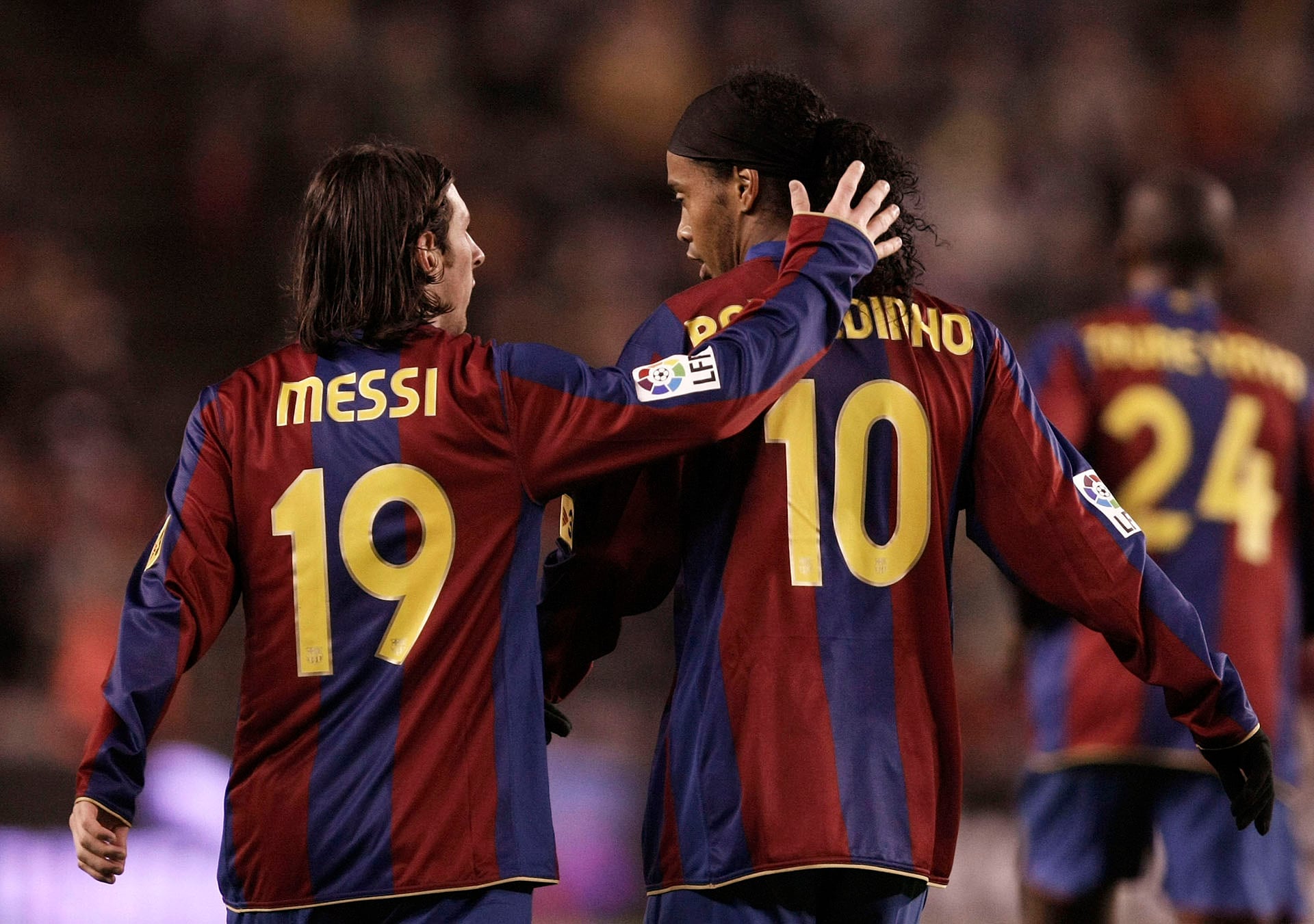 Año 2007: Messi abraza a Ronaldinho tras el primer gol del FC Barcelona en la victoria de La Liga frente al Real Valladolid en el Estadio José Zorrilla. Getty Images/Denis Doyle
