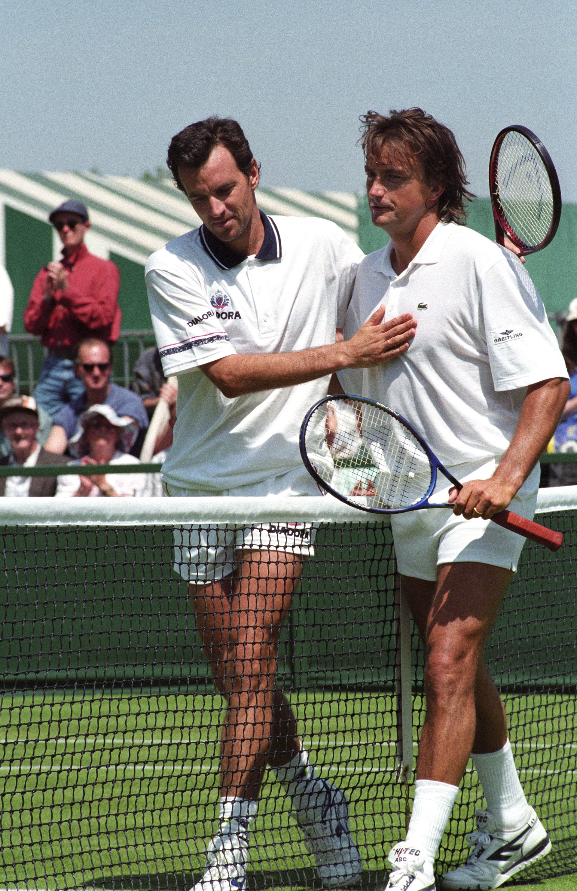 Javier Frana consuela a Henri Leconte en un partido de Wimbledon 95 (David Bagnall/Shutterstock)