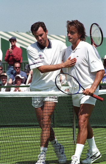 Javier Frana consuela a Henri Leconte en un partido de Wimbledon 95 (David Bagnall/Shutterstock)