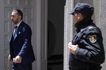 29/04/2026 El empresario Víctor de Aldama a su salida del Tribunal Supremo, a 29 de abril de 2026, en Madrid (España). Los acusados se sientan desde el pasado 7 de abril en el banquillo del Tribunal Supremo por presuntas irregularidades en los contratos de mascarillas adjudicados desde el Ministerio de Transportes durante la pandemia. Tanto Ábalos como Koldo se encuentran en prisión provisional desde el pasado 27 de noviembre y se declaran inocentes, asegurando en sus escritos de defensa que no cometieron ningún delito, sin embargo, Anticorrupción alega que Ábalos, Koldo y Aldama "convinieron" aprovecharse del cargo del entonces ministro -desde junio de 2018- para "favorecer", "a cambio del correspondiente beneficio económico" de los tres, la contratación con la Administración "en cuantas ocasiones hubiera oportunidad, por empresas cuyos intereses captaría y promovería" el empresario.
POLITICA
Fernando Sánchez - Europa Press