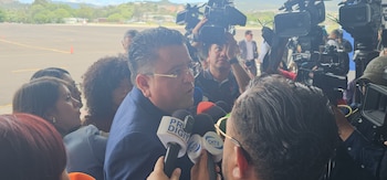 Jonathan González explicó que la empresa decidió participar tras inspeccionar la aeronave. Sedena y la DNBE supervisaron el desarrollo de la subasta pública internacional. (Foto: Proceso Digital)