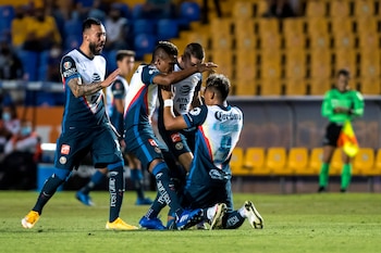 Fotografía de archivo en la que se observa como jugadores de Águilas festejan una anotación ante Tigres, en el partido entre Tigres y América, en Monterrey (México). EFE/ Miguel Sierra
